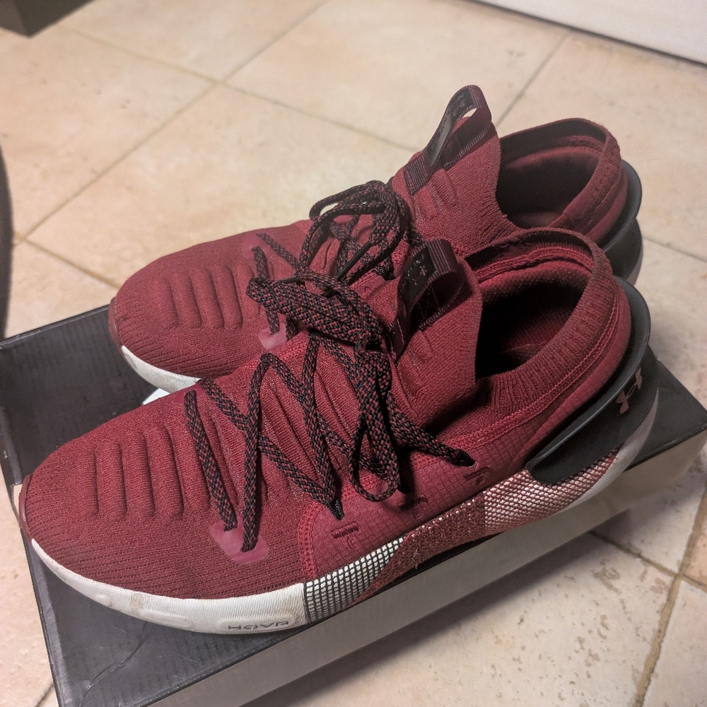 Comfortable Under Armour Men's Maroon Athletic Shoes